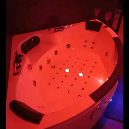 Le Coeur Du Vignoble Capacite 16 Personnes Max Venez Partager Un Moment Agreable En Famille Amis Couples Jeux Petanque Jacuzzi Épernay