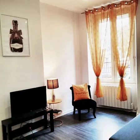 Le Coeur Du Vignoble Capacite 16 Personnes Max Venez Partager Un Moment Agreable En Famille Amis Couples Jeux Petanque Jacuzzi Dom wakacyjny Épernay